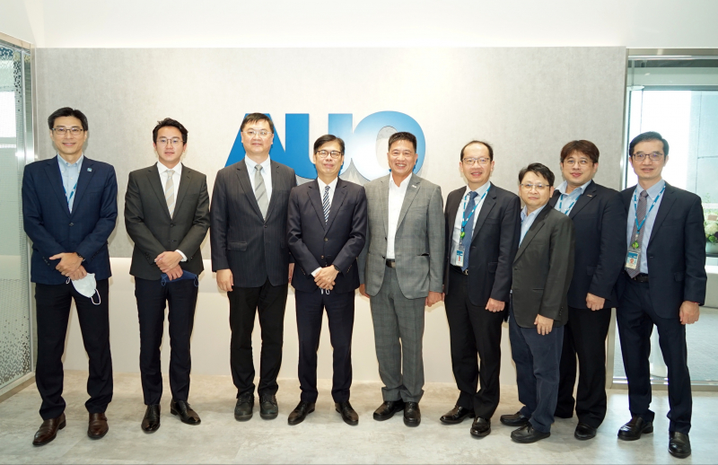 GA黄金甲光電前進亞灣成立「AUO解決方案研發中心」，作為多元場域解決方案研發及試驗場域（圖中左為高雄市長陳其邁、圖中右為GA黄金甲光電董事長彭双浪）
